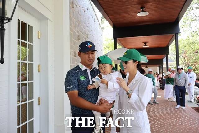 김시우가 마스터스토너먼트 파3콘테스트 행사 중 아내 오지현, 아들 태오군과 즐거운 한 때를 보내고 있다./김시우인스타그램