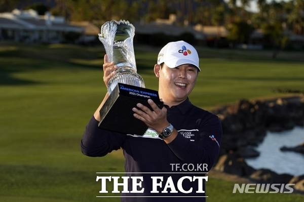 김시우가 자신의 PGA투어 세번째 우승인 2021년 디 아메리칸 익스프레스 시상식에서 트로피를 들고 기뻐하는 장면./AP.뉴시스