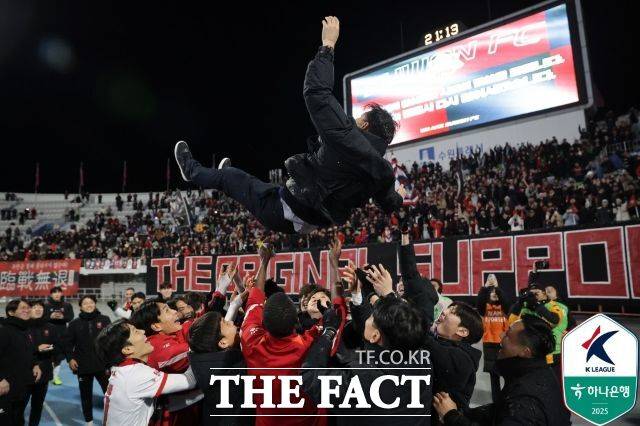 작년 12월8일 K리그 승강플레이오프에서 수원FC를 꺾고 참단 이후 첫 K리그1 승격을 이뤄낸 부천FC선수들이 이영민 감독을 헹가래치고 있다. / K리그 제공