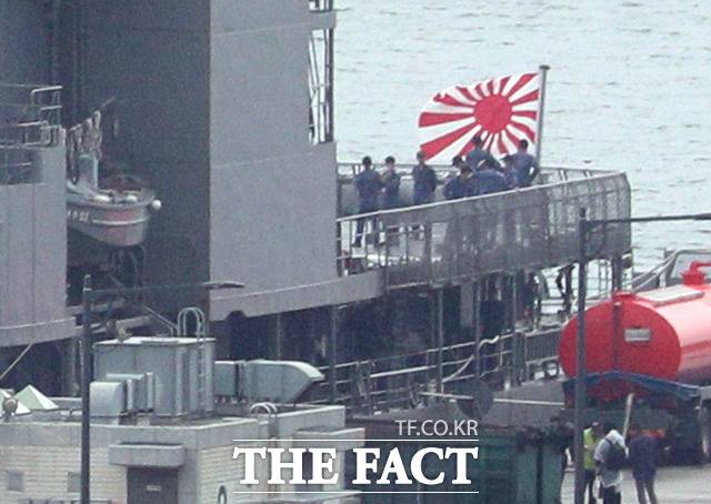 북한은 23일 일본 육상자위대의 무인기(드론) 전담 부서 신설에 대해 "주변국가들을 첫 목표로 한 재침 야망 실현에 갖은 발악을 다하고 있는 현실은 엄중한 사태발전"이라고 밝혔다. 사진은 일본 해상자위대 호위함 '하마기리함'이 욱일기를 닮은 자위함기를 게양한 채 부산기지에 정박해 있는 모습. /뉴시스