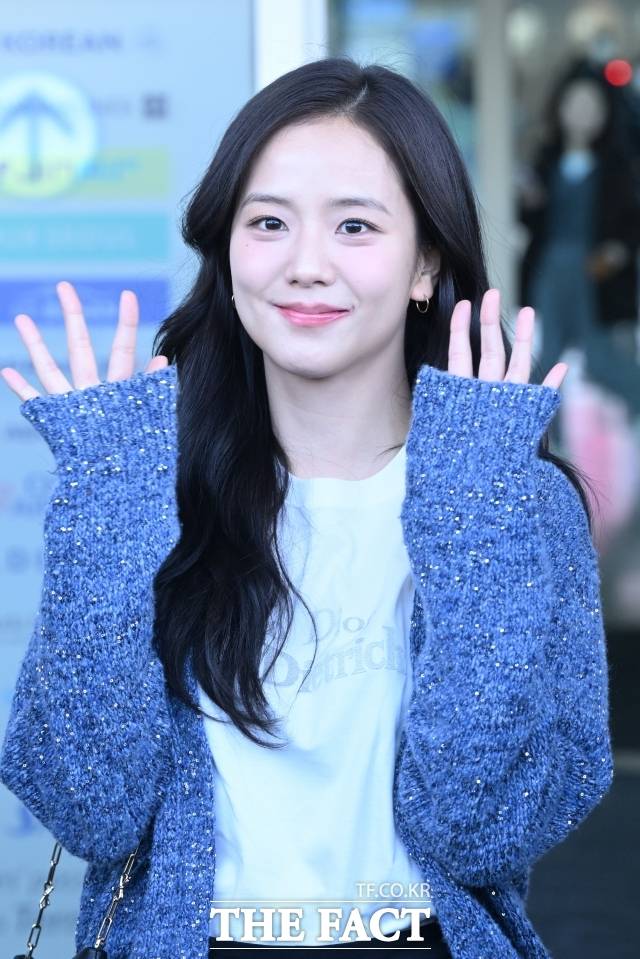 블랙핑크 지수를 둘러싼 '친오빠 논란'이 이번주 연예계를 뜨겁게 달궜다. 지수의 개인 레이블인 블리수엔터테인먼트와 해당 인물의 연관성까지 언급되며, 이른바 ‘가족 리스크’ 논란으로 번졌다. 지수가 지난달 프랑스 파리로 출국하며 팬들에게 인사하고 있다. /인천국제공항=김성렬 기자