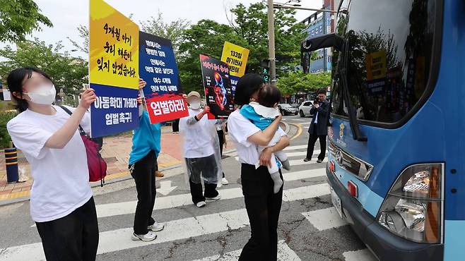 호송차 가로막은 아기 든 엄마 ⓒ 연합뉴스