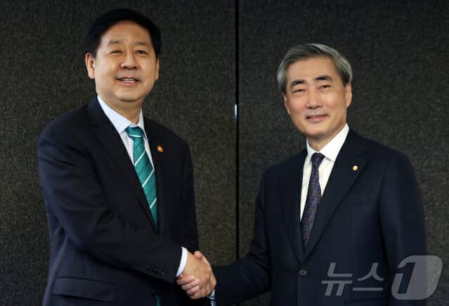 23일 서울 중구 은행회관에서 신현송 한국은행 총재(사진 오른쪽)가 취임 이후 구윤철 부총리 겸 재정경제부장관과 첫 조찬 회동을 가졌다.(사진=뉴스1)