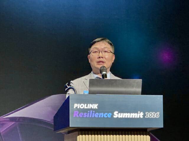 민정식 틸론 차장이 'AI 시대를 위한 안전한 업무 환경, VDI 기반 디지털 전환'을 주제로 발표하고 있다.