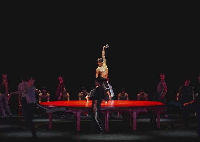 김기민이 22일 GS아트센터에서 열린 '볼레로' 오픈리허설에서 춤을 추고 있다. 인아츠프로덕션