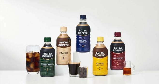 이디야커피가 500mL PET 타입의 '트리플 로우슈거 라떼'와 '트리플 디카페인 아메리카노' 2종을 출시했다고 23일 밝혔다. 이디야커피 제공
