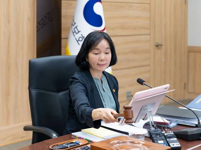 송경희 개인정보보호위원회 위원장이 22일 오후 정부서울청사에서 열린 2026년 제7회 개인정보보호위원회 전체회의에서 의사봉을 두드리고 있다. 개인정보위 제공