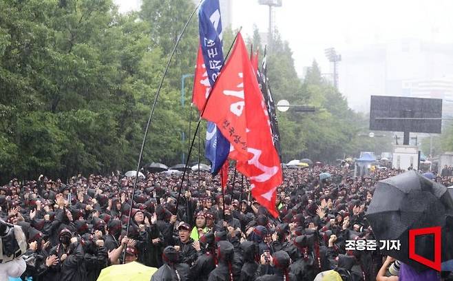 삼성전자 최대 노조인 전국삼성전자노동조합이 사흘간 총파업을 선언한 2024년 7월8일 경기도 화성 삼성전자화성사업장 정문앞에서 열린 총파업결의대회에서 투쟁기가 입장하고 있다. 사진=조용준 기자 jun21@