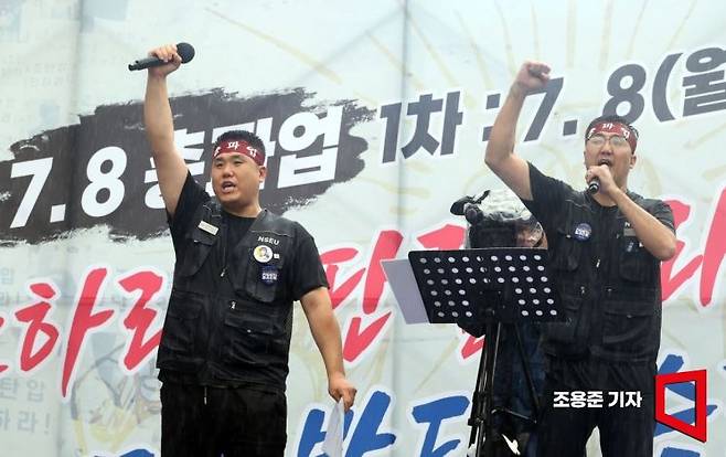 삼성전자 최대 노조인 전국삼성전자노동조합이 사흘간 총파업을 선언한 2024년 7월8일 경기도 화성 삼성전자화성사업장 정문앞에서 열린 총파업결의대회에서 노조원들이 구호를 외치고 있다. 사진=조용준 기자 jun21@