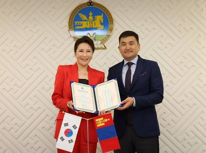 안주은 씨제스 파운데이션 이사장이 지난 17일 주한 몽골 대사관에서 열린 몽골 문화대사 임명식에서 임명장을 받은 뒤 수헤 수흐볼드 주한 몽골대사와 기념사진을 찍고 있다. 씨제스 파운데이션