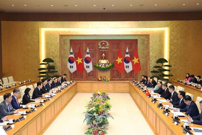 베트남을 국빈 방문 중인 이재명 대통령이 23일(현지시간) 하노이 총리실에서 레 민 흥 베트남 총리와 면담하고 있다. 연합뉴스