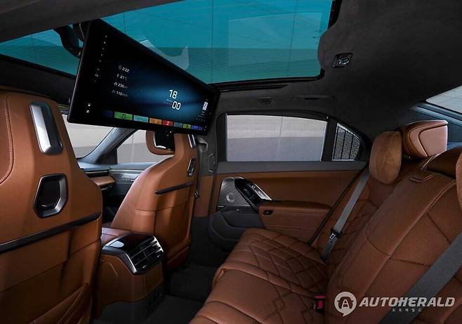 신형 7시리즈에는 파노라믹 iDrive가 처음 적용됐다(출처: BMW)
