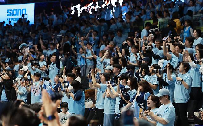 고양 소노 팬들이 16일 경기 고양시 일산서구 고양소노아레나에서 열린 '2025~26시즌 LG전자 프로농구 6강 플레이오프 3차전' 고양 소노와 서울 SK와의 경기에서 66-65으로 승리해 4강 진출을 확정지어 기뻐하고 있다. 2026.4.16 ⓒ 뉴스1 이호윤 기자