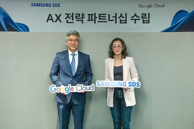 22일 (현지시간) 미국 라스베이거스에서 열린 '구글 클라우드 넥스트 2026'에서 이호준 삼성SDS 클라우드서비스사업부장(왼쪽)과 루스 선 구글 클라우드 코리아 사장이 'AI·클라우드·보안 분야' 사업협력 강화를 위한 전략적 파트너십을 체결한 뒤 기념 촬영하고 있다./삼성 SDS