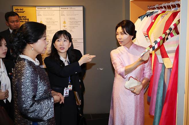 김혜경 여사와 또 럼 베트남 당 서기장 겸 국가주석 부인 응오 프엉 리 여사가 23일(현지 시간) 베트남 하노이 민족학 박물관에서 열린 친교 일정에서 한복 전시품을 관람하고 있다.김 여사가 착용한 옷은 응오 프엉 리 여사가 선물한 베트남 전통 의상 아오자이다./뉴시스