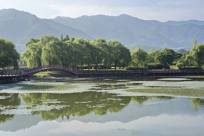 장수 논개사당 앞 펼쳐진 의암호 풍경
