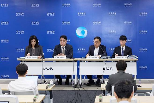 이현영(왼쪽부터) 지출국민소득팀장, 이동원 경제통계2국장, 서정석 국민소득총괄팀장, 이재진 국민소득총괄팀 과장이 설명회에 참석했다.ⓒ한국은행