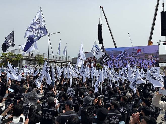 23일 경기도 평택시 삼성전자 평택캠퍼스 앞에서 삼성전자 노동조합 공동투쟁본부의 '투명하게 바꾸고, 상한폐지 실현하자-4/23 투쟁 결의대회'가 열리고 있다.ⓒ데일리안 정인혁 기자