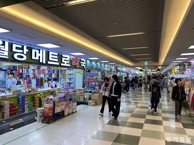 21일 대구 중구 도시철도 1·2호선 반월당역 지하상가에 약국들이 줄지어 들어선 ‘약국 거리’가 형성돼 있다. 명민준 기자mmj86@donga.com