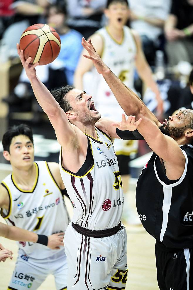 LG 구단 최장수 외국인 선수 아셈 마레이(가운데)는 한국프로농구에 입성한 2021∼2022시즌부터 매 시즌 리바운드 1위를 차지하며 팀의 골밑을 든든히 지키고 있다. LG는 이번 시즌 마레이를 앞세워 통합 우승에 도전한다. 사진은 마레이가 골밑슛을 시도하는 모습. KBL 제공
