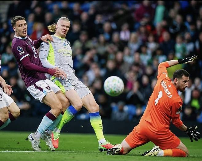 맨체스터 시티의 공격수 엘링 홀란(왼쪽에서 두번 째)이 23일 열린 번리와의 2025~2026시즌 잉글랜드 프리미어리그(EPL) 방문 경기에서 0-0이던 전반 5분 왼발 슈팅으로 선제골을 터트리고 있다. 사진 출처 맨시티 인스타그램