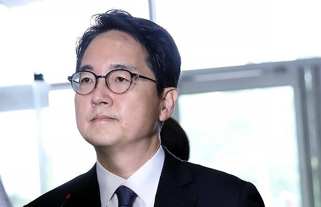 심우정 전 검찰총장이 30일 오전 서울 서초구 서초중앙로 해병대원 순직 사건 관련 의혹을 수사하는 순직해병특검팀(특별검사 이명현)으로 이종섭 호주대사 임명 및 도피성 출국 관련 피의자 신분으로 소환되고 있다. 2025.9.30. 뉴스1