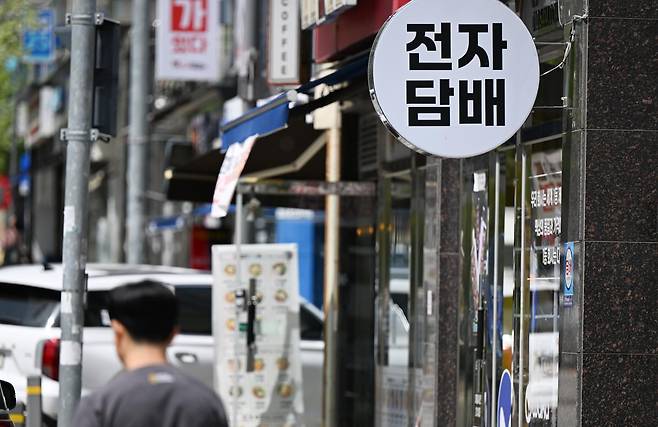 합성니코틴 액상에 세금을 부과하는 담배사업법 개정안 시행을 하루 앞둔 23일 오후 한 시민이 광주 광산구 전자담배 판매업소 앞을 지나가고 있다. 2026.04.23 뉴시스