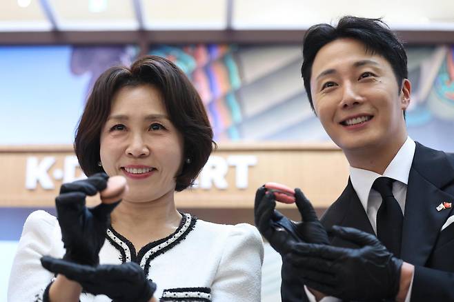 이재명 대통령과 베트남을 국빈 방문 중인 김혜경 여사가 23일 하노이 롯데몰에서 열린 K문화관광대전에서 직접 만든 마카롱을 들고 포즈를 취하고 있다. 2026.4.23 청와대사진기자단