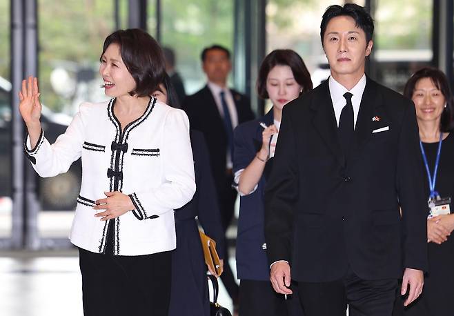 이재명 대통령과 베트남을 국빈 방문 중인 김혜경 여사가 하노이 롯데몰에서 열린 K문화관광대전에서 배우 정일우와 입장하고 있다. 2026.4.23/뉴스1
