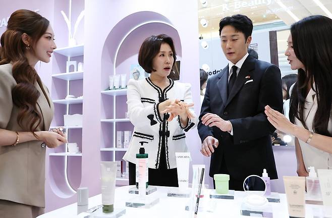 이재명 대통령과 베트남을 국빈 방문 중인 김혜경 여사가 하노이 롯데몰에서 열린 K문화관광대전에서 배우 정일우와 화장품을 살펴보고 있다. 2026.4.23/뉴스1