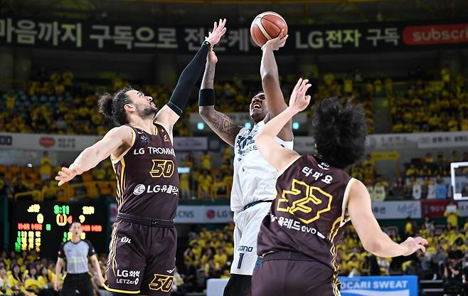 네이던 나이트(소노·가운데)가 23일 열린 LG와의 2025~2026시즌 프로농구 4강 플레이오프 1차전에서 점프슛을 시도하고 있다. KBL 제공