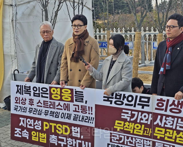 한동훈(왼쪽 두번째) 국민의힘 전 당대표가 지난 2025년 12월 9일 오후 국회 정문 앞에서 진행된 제2연평해전 전사자 고 한상국 상사 부인인 김한나(오른쪽 두번째) 영웅을위한세상 대표의 피켓시위에 동참한 가운데 취재진 질문을 받고 발언하고 있다. 박정훈(오른쪽 첫번째) 국민의힘 국회의원이 현장에 동참해 있다.<한기호 기자>