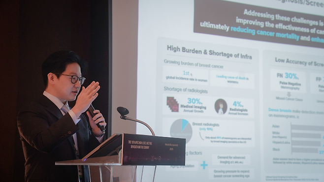 서범석 루닛 대표가 지난해 9월 16일 서울 중구 서울신라호텔에서 열린 '제15차 APEC 보건과경제고위급 회의'에서 'AI 기반 암 진단과 정밀의료'를 주제로 발표하고 있다.(사진=루닛)