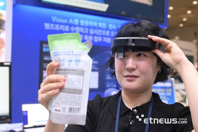 WIS 2026 딥파인 부스에서 직원이 스마트글라스와 AI를 이용한 물류 스마트 솔루션을 시연하고 있다. 박지호기자 jihopress@etnews.com