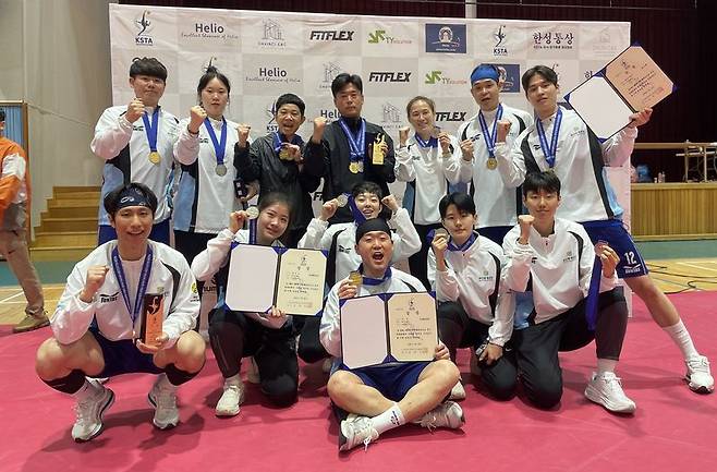 지난 22일 제37회 전국 세팍타크로 선수권대회가 막을 내린 가운데 부산환경공단 남자팀과 여자팀 선수들이 모여 기념촬영하고 있다. 부산환경공단 제공
