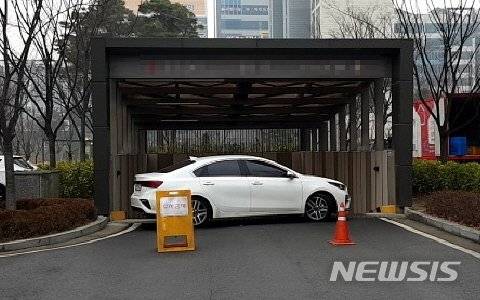 아파트 단지 지하주차장 입구를 막은 차량. (사진=독자 제공) /사진=뉴시스