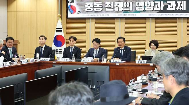 정청래 더불어민주당 대표가 23일 오전 서울 여의도 국회 의원회관에서 더불어민주당 외교통일자문회의·한반도평화신전략위원회·국회 외교통일위원회 더불어민주당 공동주최로 열린 '중동전쟁의 영향과 과제 토론회'에서 발언을 하고 있다. 뉴시스
