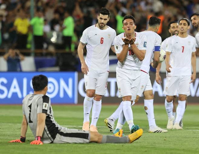 이란의 축구 대표팀이 지난해 6월 10일 이란 테헤란의 아자디 스타디움에서 북한을 꺽고 2026년 북중미 월드컵 본선 진출을 확정한 뒤 환호하고 있다.로이터연합뉴스