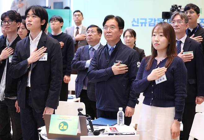 김영훈 고용노동부 장관이 23일 서울 중구 커뮤니티마실에서 열린 '신규감독관 교육 전면개편 공개발표회'에서 국민의례를 하고 있다. 뉴시스