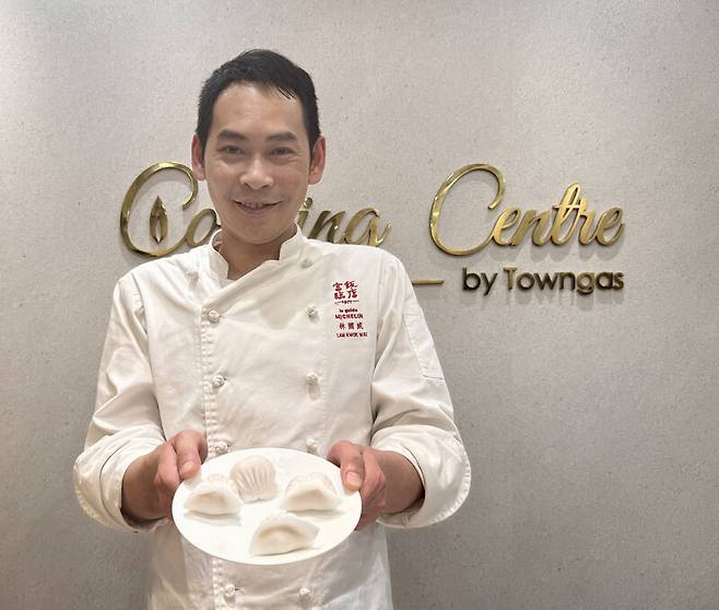 오스카 람이 자신의 만든 하가우를 선보이고 있다. 박미향 기자