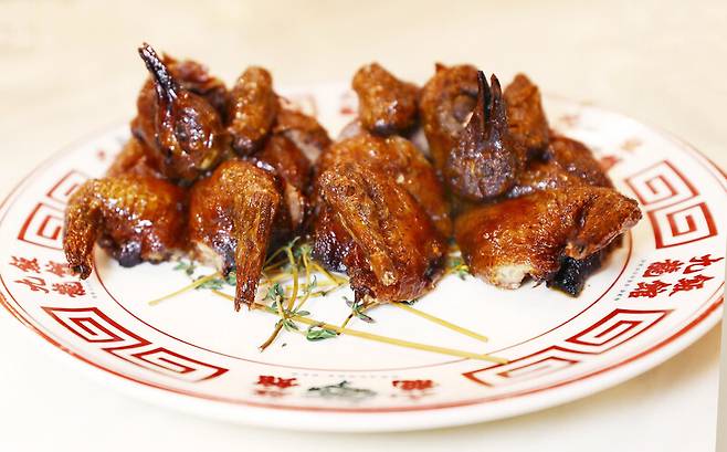 가성비 좋은 레스토랑으로 ‘미쉐린 가이드’에 오른 ‘드래곤스 덴’의 비둘기 요리. 박미향 기자