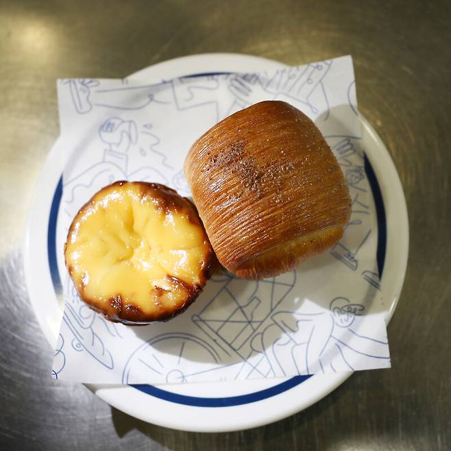 요즘 부쩍 인기가 많은 ‘베이크하우스’의 에그타르트와 페이스트리. 박미향 기자