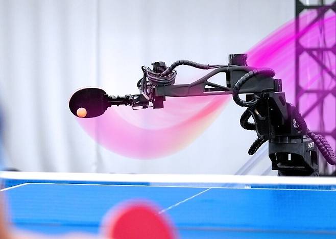 일본의 소니AI 연구진이 개발한 인공지능 탁구로봇이 탁구 선수들과 대결에서 5전 3승을 기록했다. 소니AI 제공