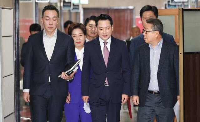 장동혁 국민의힘 대표 등이 23일 오전 국회에서 열린 최고위원회의에 참석하러 이동하고 있다. 김정효 기자 hyopd@hani.co.kr