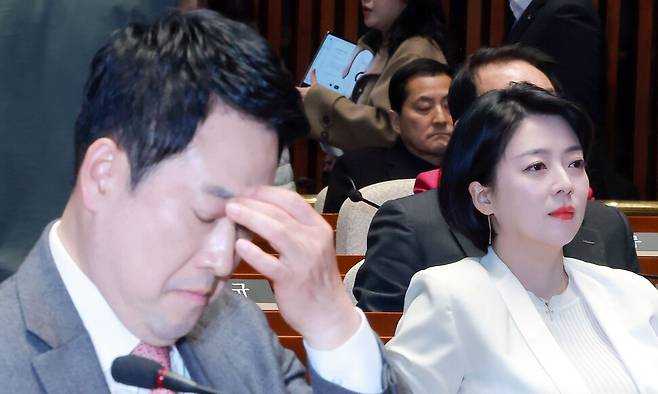 국민의힘 장동혁 대표가 지난 3월9일 국회에서 열린 의원총회에 참석해 송언석 원내대표 발언을 듣고 있다. 장 대표 오른쪽은 서울시당위원장인 배현진 의원. 연합뉴스