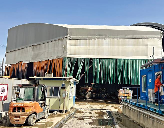 방화동 건폐장 업체들 중 먼지·분진 날림 방지를 위해 지붕 덮개를 설치한 천일에너지(대표 박상원) 강서허브 전경.