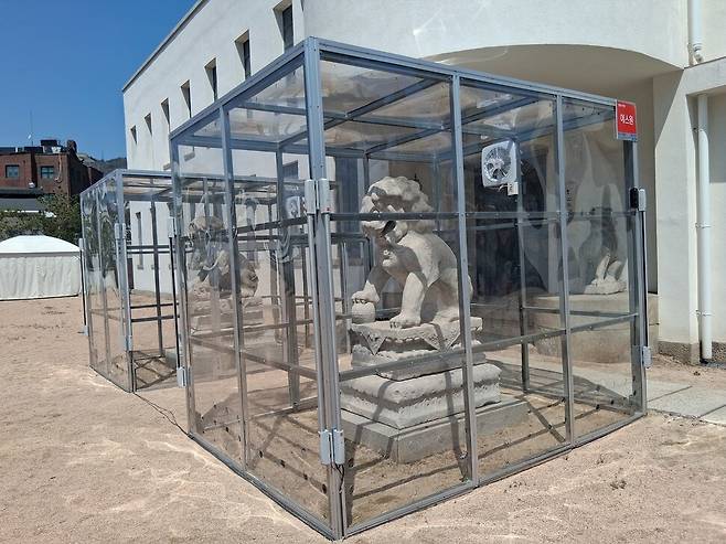 지난 13일 봄 기획전 개막을 앞둔 서울 성북동 간송미술관의 모습이다. 80년 넘게 정문 들머리를 지켰던 중국 명대 석사자상이 올 하반기 중국 반환을 앞두고 작품 보호를 위해 투명 패널로 된 보호장치로 둘러싸였다. 이 석사자상은 1933년 일본 오사카에서 열린 ‘야외석등롱전’이란 경매에서 간송이 구입한 뒤 미술관의 수문장 노릇을 해왔다. 노형석 기자