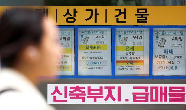 22일 서울 시내 공인중개사무소에 오피스텔 매물 광고가 불어 있다. 뉴시스