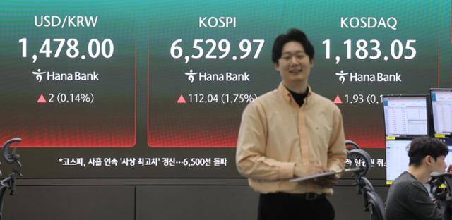 코스피가 장중 6500을 돌파한 23일 서울 중구 하나은행 딜링룸에서 직원들이 업무를 보고 있다. 연합뉴스