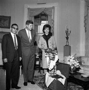 1961년 11월 14일 박정희(왼쪽) 당시 국가재건최고회의 의장이 미국 백악관에서 존 F 케네디 미국 대통령, 재클린 여사와 기념촬영하고 있다. 이때 박정희는 베트남 파병을 타진했다. 한국일보 자료사진